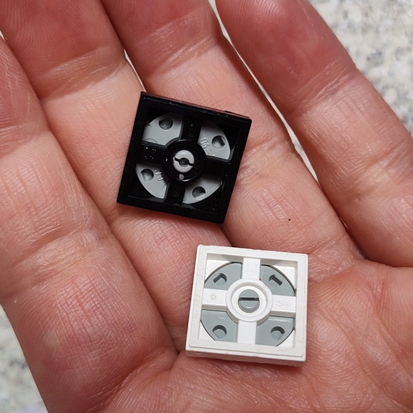 Vintage Lego pieces the tops turn and spin - Picture 2 of 4